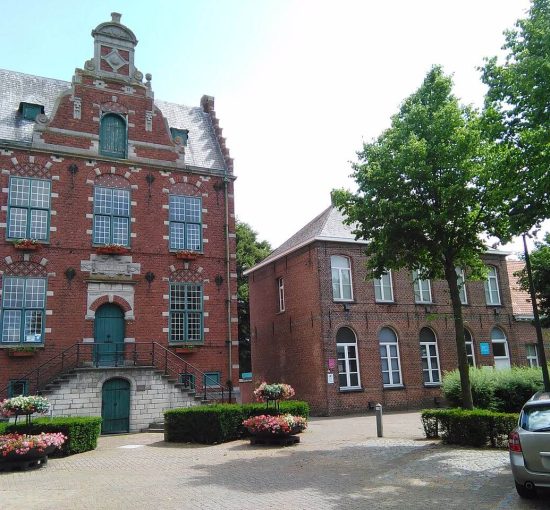 Raadshuis_en_parochiehuis_Meerle (1)